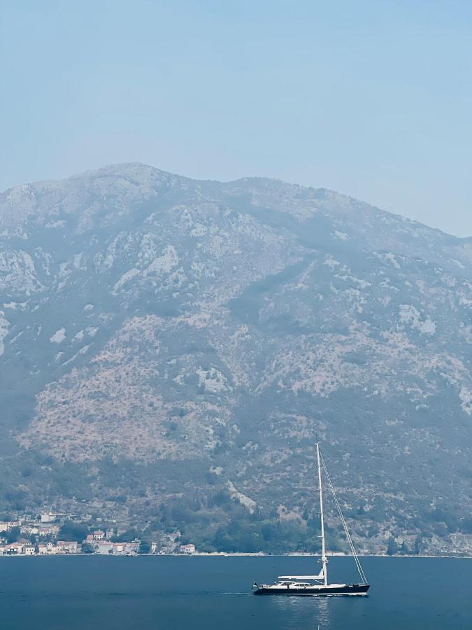 Chic Sea Front Apartment With Breathtaking Kotor Bay View Donji Stoliv Eksteriør bilde